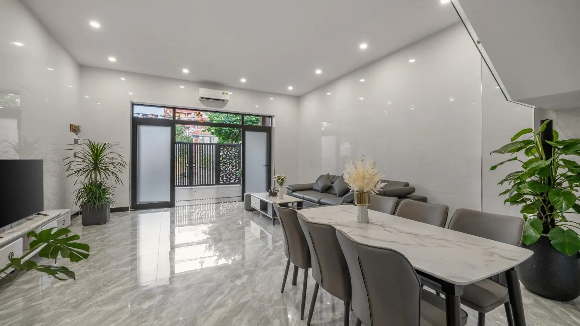 T P Residence - Sauna, Jacuzzi Bathtub- Full Ac Da Nang Villa