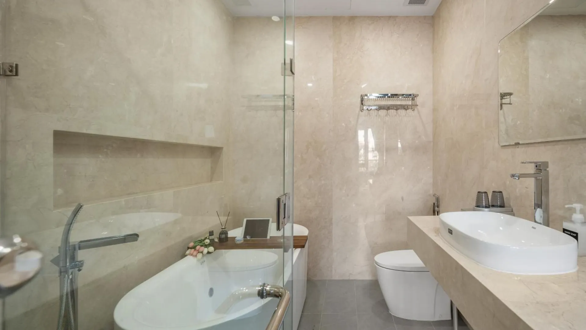 T P Residence - Sauna, Jacuzzi Bathtub- Full Ac Da Nang Villa