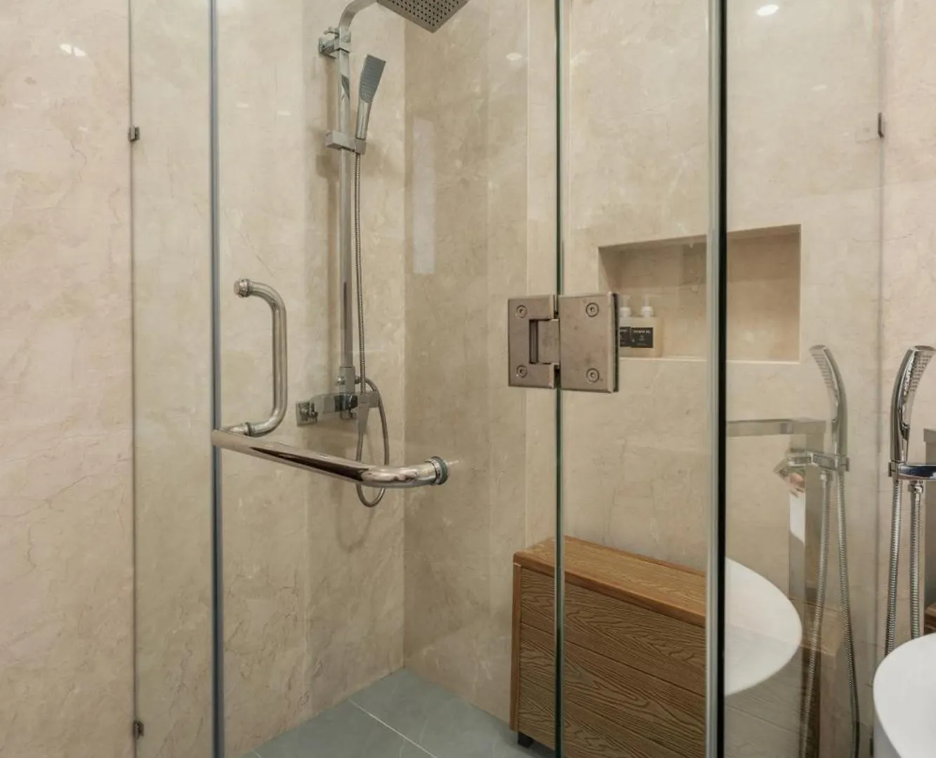 T P Residence - Sauna, Jacuzzi Bathtub- Full Ac Da Nang Villa